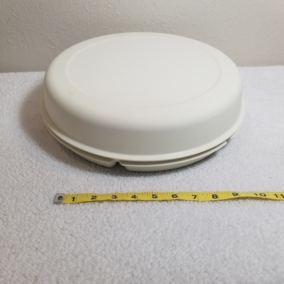 Tupperware divided vegetable chip and dip tray with lid - Picture 2 of 6